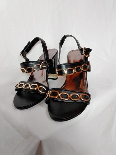 Schwarze sandalen mit goldener - mit,